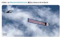 La banderole destitution volait hier au dessus de La Baule