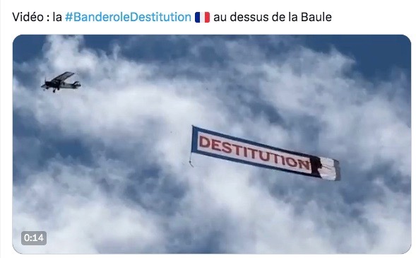 La banderole destitution volait hier au dessus de La Baule