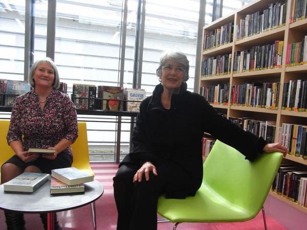 Arlette Loillieux et Claude Le Guen dans le nouveau coin lecture.