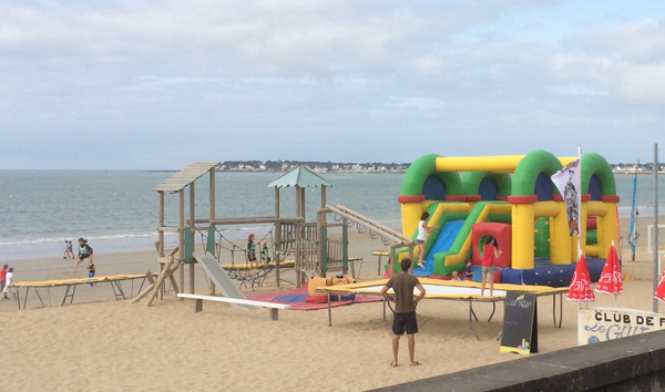 Quel avenir pour la plage de La Baule ? Préserver les portiques ou accepter les structures gonflables ?