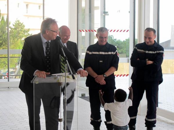 Les pompiers de La Baule-Guérande Franck Denaene et Christophe Mathieu honorés par la ville.